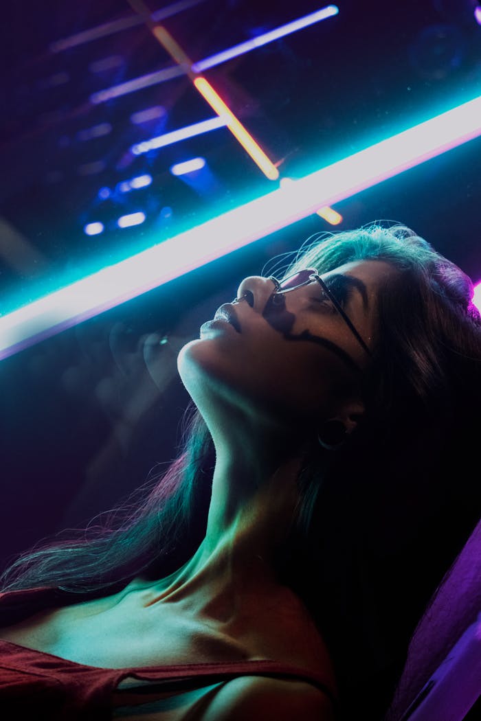 Artistic portrait of a woman with neon lights in São Paulo. Vibrant and energetic night scene.